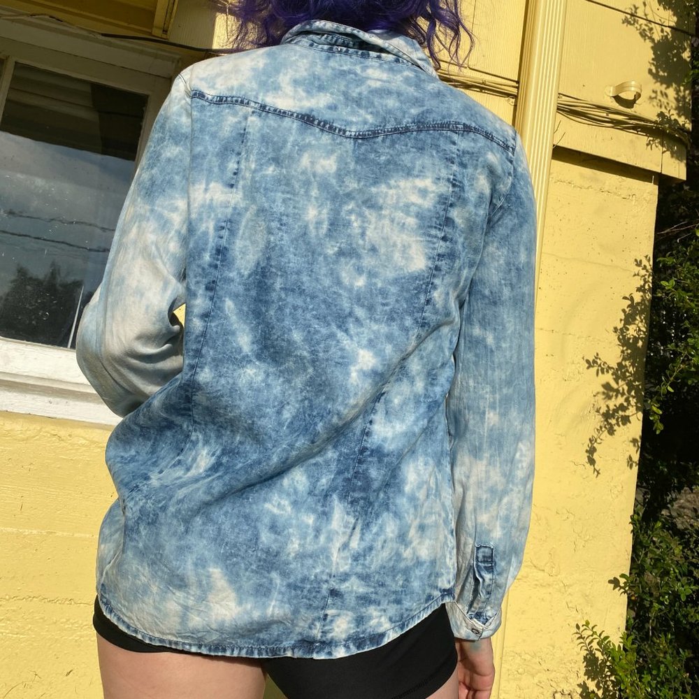 Ali & Kris Button-Down Blue Acid Wash Shirt - Picture 3 of 4